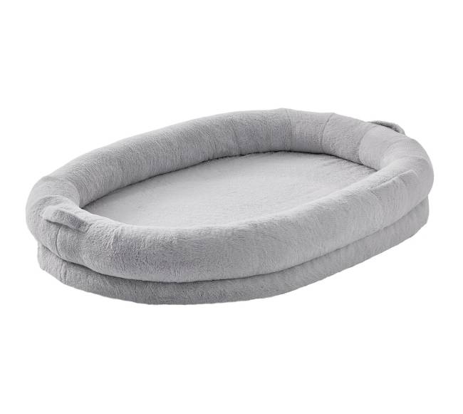 Didelė miegama vieta žmonėms su kailiu0