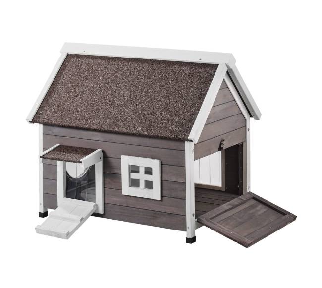 Medinis lauko kačių namelis su stogu ir langu0
