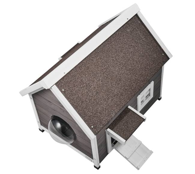 Medinis lauko kačių namelis su stogu ir langu10