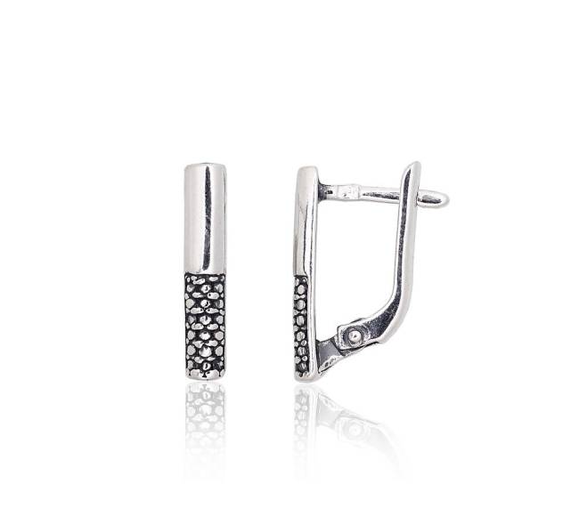 Sidabriniai auskarai ant cilindrinės spynos0