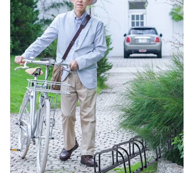 Juodas dviračių stovas 4 dviračiams2