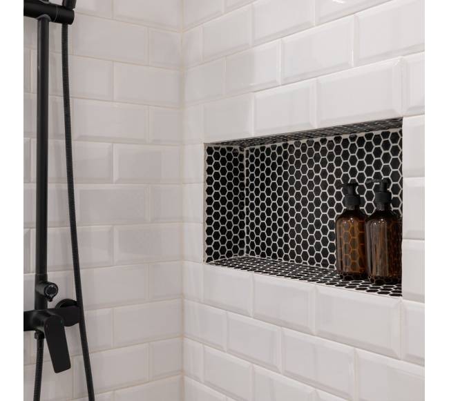 Dušo niša sieninei lentynai voniai7