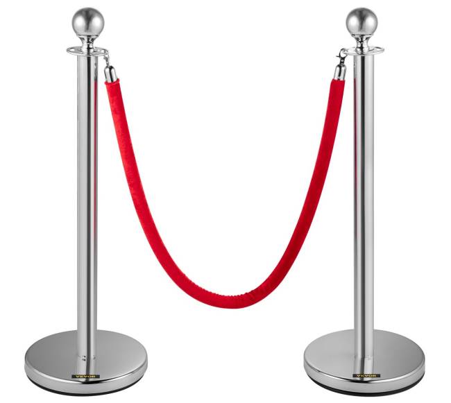 Sidabrinės eilės kontrolės stulpai su raudonu virve9