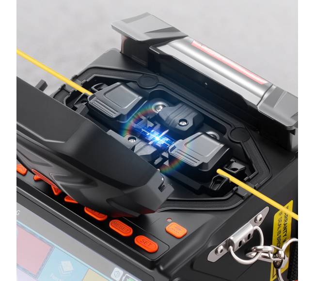 Optinių skaidulų sujungiklis su 6 varikliais7