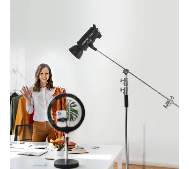 C stovas su strėle fotografijos įrangai7