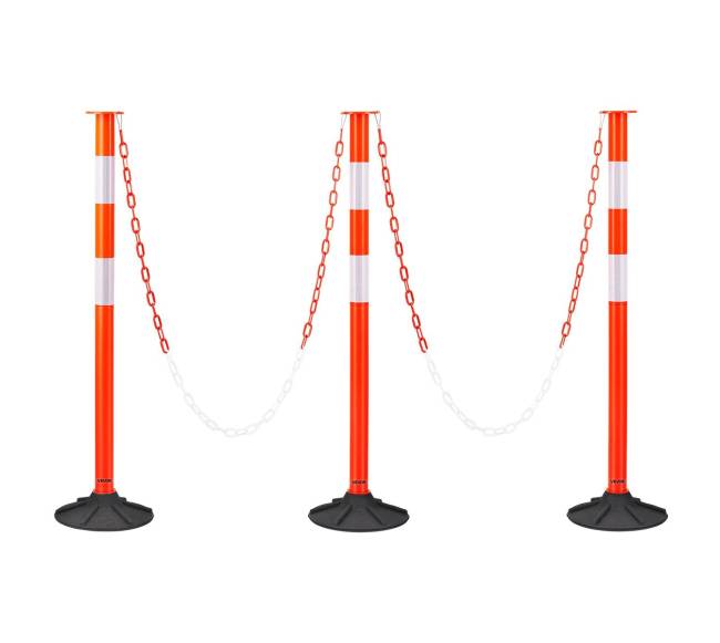 3 eismo ženklų stovai su grandinėmis0