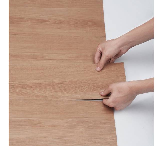 Lipnios vinilinės grindų plytelės su natūralaus medžio dizainu10
